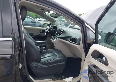 2017 Chrysler Pacifica Touring-L z USA, uszkodzony, nr VIN 2C4RC1BG1HR532891